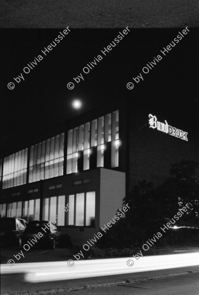 Image of sheet 19960461 photo 1: Aus: Schichtwechsel
Nachtschicht night shift
Der Bund Druckerei zentrum in Bümpliz Bern Nachts um 23:00 Uhr mit Vollmond. Zeitungspapier in Rollen und Arbeiter Drucker und SpeditionsarbeiterInnen. Schweiz 1996
paper newspaper printing media print work worker