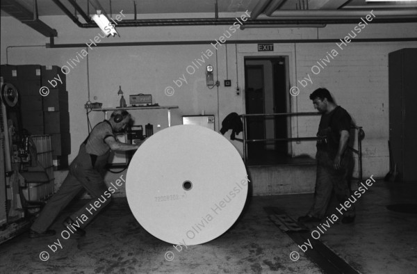 Image of sheet 19960461 photo 18: Aus: Schichtwechsel
Nachtschicht night shift
Der Bund Druckerei zentrum in Bümpliz Bern Nachts um 23:00 Uhr mit Vollmond. Zeitungspapier in Rollen und Arbeiter Drucker und SpeditionsarbeiterInnen. Schweiz 1996
paper newspaper printing media print work worker