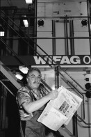 Image of sheet 19960461 photo 22: Aus: Schichtwechsel
Nachtschicht night shift
Der Bund Druckerei zentrum in Bümpliz Bern Nachts um 23:00 Uhr mit Vollmond. Zeitungspapier in Rollen und Arbeiter Drucker und SpeditionsarbeiterInnen. Schweiz 1996
paper newspaper printing media print work worker