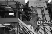 Image of sheet 19960461 photo 23: Aus: Schichtwechsel
Nachtschicht night shift
Der Bund Druckerei zentrum in Bümpliz Bern Nachts um 23:00 Uhr mit Vollmond. Zeitungspapier in Rollen und Arbeiter Drucker und SpeditionsarbeiterInnen. Schweiz 1996
paper newspaper printing media print work worker