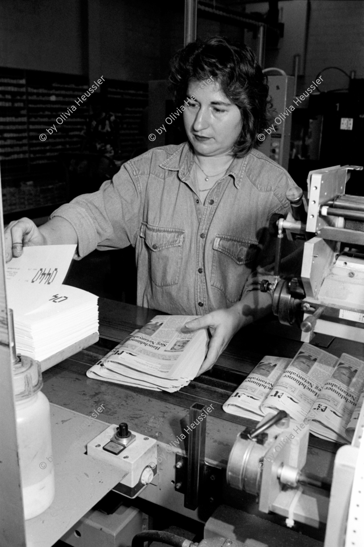 Image of sheet 19960461 photo 36: 01.58 Uhr. Nachtarbeit im  Druckereizentrum 'der Bund' . Bern Bümpliz 05.96 1996 √
Workers at the printing center for newspapers Bümpliz.
woman Frauen arbeit Nachtschicht night shift Arbeit work night shift
© 1996, Olivia Heussler