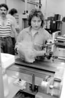 Image of sheet 19960461 photo 37: 01:45 am Uhr. Druckereizentrum 'der Bund' . Bern Bümpliz 05.96 1996 √
Workers at the printing center for newspapers Bümpliz.
woman Frauen arbeit Nachtschicht night shift Arbeit work 
© 1996, Olivia Heussler
