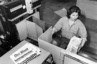 Image of sheet 19960470 photo 22: Nachtarbeit im Druckereizentrum 'der Bund' bei Bern 1996 √ Portrait Schichtwechsel Schweiz Switzerland Swiss  Arbeit Europe Frauen
paper newspaper printing media print work worker women woman night shift