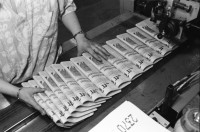 Image of sheet 19960470 photo 27: Frauen arbeiten in Druckzentrum Bund in der Spedition Drucker 28 1996 Bern Bümpliz paper newspaper printing media print work worker women woman night shift
Out of:
Schichtwechsel, Rotpunktverlag
Jour ouvrable , Edition d'en bas
Per chi suona la sirena, Editione Casagrande
SMUV UNIA