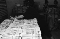 Image of sheet 19960470 photo 5: Frauen arbeiten in Druckzentrum Bund in der Spedition Drucker 28 1996 Bern Bümpliz paper newspaper printing media print work worker women woman night shift
Out of:
Schichtwechsel, Rotpunktverlag
Jour ouvrable , Edition d'en bas
Per chi suona la sirena, Editione Casagrande
SMUV UNIA