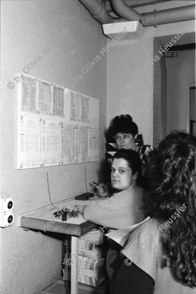 Image of sheet 19960500 photo 9: Aus: Schichtwechsel Arbeit 
frtsg. Druckerei Zentrum Nachtarbeit Frauen Gruppenbild bei «Der Bund» Bümpliz Spedition 2.30 Uhr Rapportherstellung Schluss Madame Jaqueline Vogt fährt 5 x die Woche von ihrem Wohnsitz Frankreich France Alsace Elsass Elbach nach Basel zur Grossmetzgerei Bell und zurück. 1996
Out of:
Schichtwechsel, Rotpunktverlag
Jour ouvrable , Edition d'en bas
Per chi suona la sirena, Editione Casagrande
SMUV UNIA