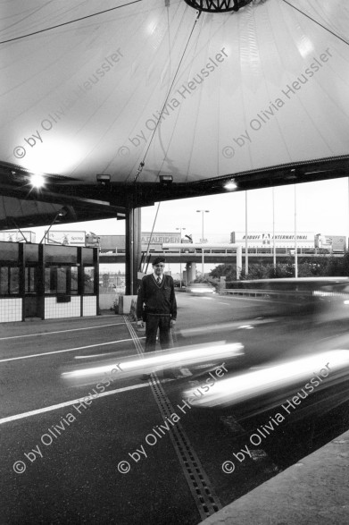 Image of sheet 19960510 photo 27: Schweizer Zöllner am Grenzübergang
Swiss customs officers at the border crossing
Arbeit Mann Men work
Out of:
Schichtwechsel, Rotpunktverlag S.81
Jour ouvrable , Edition d'en bas
Per chi suona la sirena, Editione Casagrande
SMUV UNIA page 81