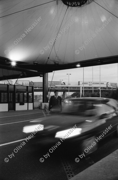 Image of sheet 19960510 photo 31: Grenzübergang Zöllner Zollabfertigung für die Fahrzeuge nach der Schweiz. France Schweiz Switzerland 1996