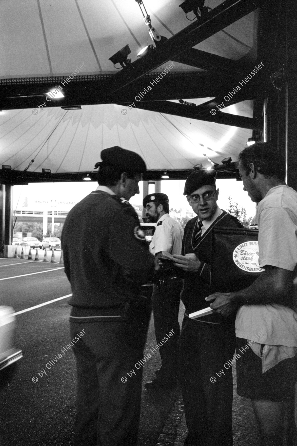 Image of sheet 19960520 photo 28: © 1996, Olivia Heussler / www.clic.li
Grenzabfertigung Basel Zollabfertigung für Grenzgänger aus dem Elsass Alsace am Lyssbüchel Suisse Schweiz Switzerland
Swiss customs officers at the border crossing 1996 √ 
ohne Aufkleber