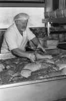 Image of sheet 19960530 photo 1: Grossmetzgerei Bell Arbeiterin Jaqueline Vogt kommt jeden Tag aus dem Elsass sie beginnt ihre Arbeit um 5 Uhr und arbeitet bis sie fertig ist bis ca 15.oo Ueberstunden sind nicht bezahlt. Grenzgänger In Schinken herstellung 6 Kilo schwer Basel Frankreich 1996
07.04 Uhr. Jaqueline Vogt arbeitet in der Schinkenherstellung beim Grossmetzger Bell in Basel. 05.96 Basel 1996 Schichtwechsel Rotpunktverlag
Out of:
Schichtwechsel, Rotpunktverlag
Jour ouvrable , Edition d'en bas
Per chi suona la sirena, Editione Casagrande
SMUV UNIA