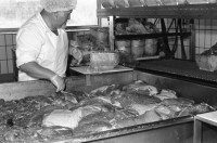 Image of sheet 19960530 photo 13: Grossmetzgerei Bell Arbeiterin Jaqueline Vogt kommt jeden Tag aus dem Elsass sie beginnt ihre Arbeit um 5 Uhr und arbeitet bis sie fertig ist bis ca 15.oo Ueberstunden sind nicht bezahlt. Grenzgänger In Schinken herstellung 6 Kilo schwer Basel Frankreich 1996
07.04 Uhr. Jaqueline Vogt arbeitet in der Schinkenherstellung beim Grossmetzger Bell in Basel. 05.96 Basel 1996 Schichtwechsel Rotpunktverlag
Out of:
Schichtwechsel, Rotpunktverlag
Jour ouvrable , Edition d'en bas
Per chi suona la sirena, Editione Casagrande
SMUV UNIA