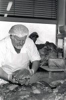 Image of sheet 19960530 photo 23: 07.04 Uhr. arbeit in der Schinkenherstellung beim Grossmetzger Bell in Basel. 
05.96 Basel 1996 √ meat work worker factory industry food man
Out of:
Schichtwechsel, Rotpunktverlag S.161
Jour ouvrable , Edition d'en bas
Per chi suona la sirena, Editione Casagrande
SMUV UNIA