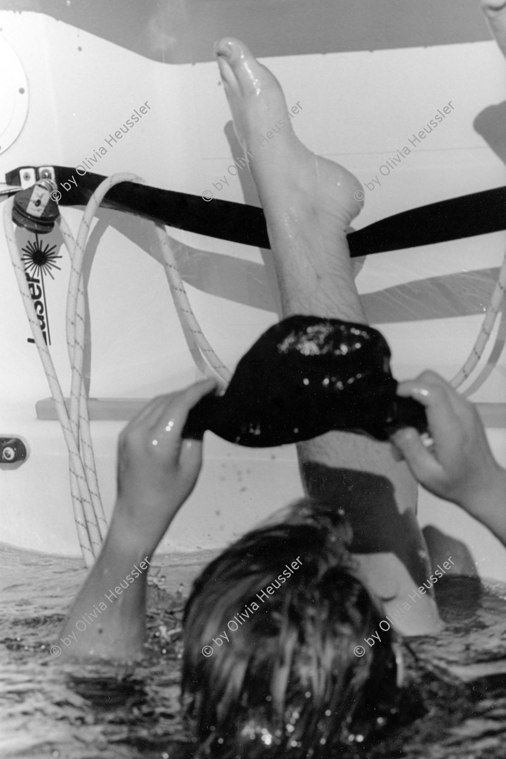 Image of sheet 19960630 photo 18: Nach einer Kenterung mit einem Laser am Segel-Training auf dem Zürich See, Schweiz 1996. 
Switzerland swiss sailing sailor on the lake Zurich sports yachting kentern gekentert boat boot Segeln