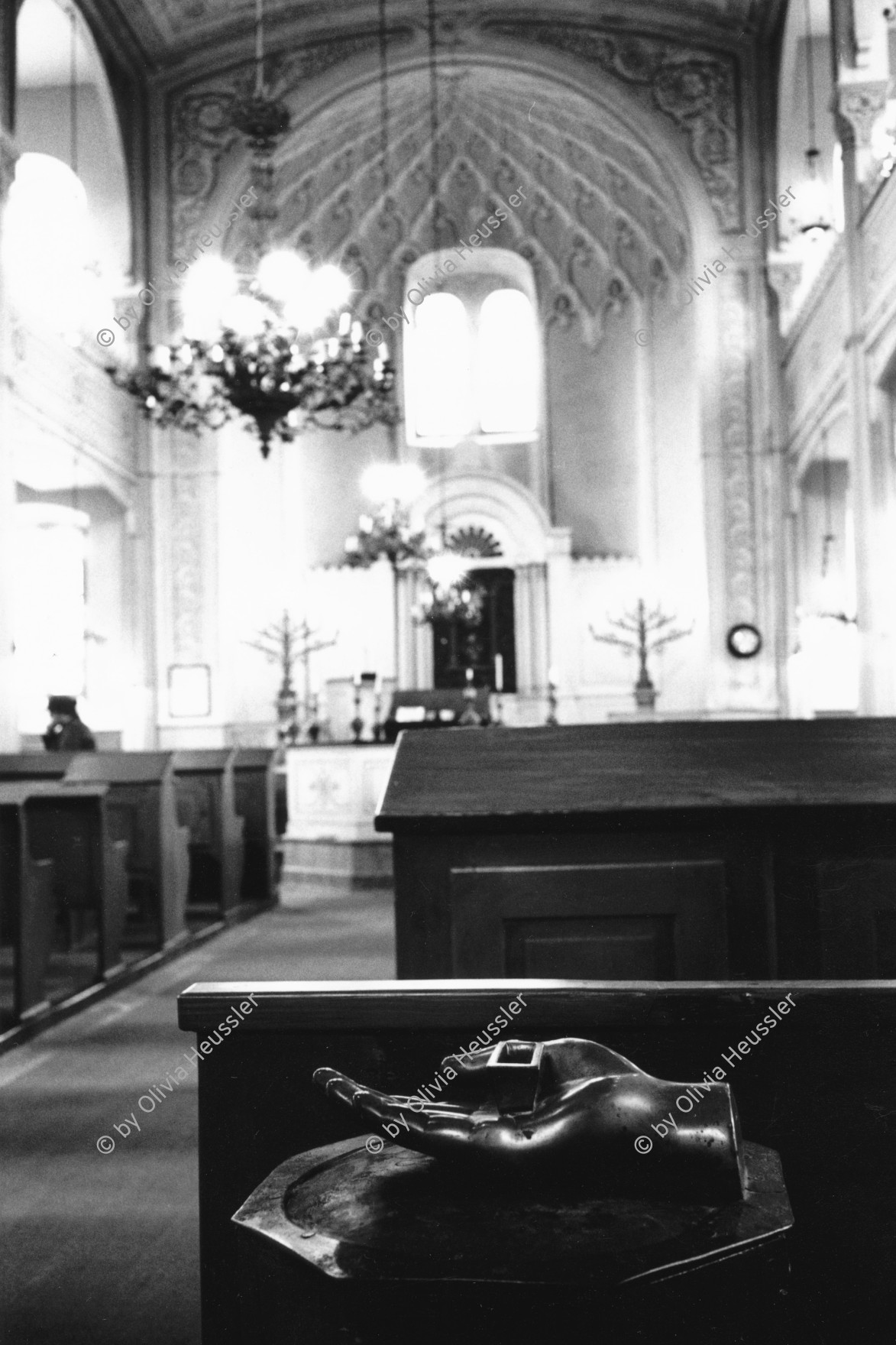 Image of sheet 19960750 photo 2: © 1995, Olivia Heussler / www.clic.li
In der jüdisches Gotteshaus Synagoge in Endingen. Kanton Aargau 1996 Switzerland Swiss jewish center religious hand Schweiz √ Judentum jews place of worship