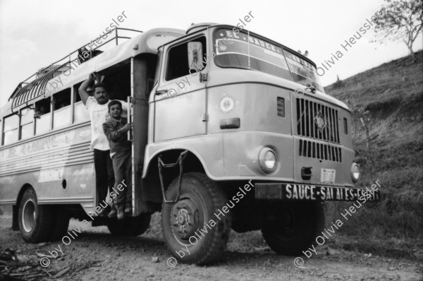 Image of sheet 19960860 photo 25: IFA Bus von El Sauce Männer sitzen auf Dach Bayardo Gamez zeichnet die Indianischen Inschriften nach. Esteli segovias Nueva Segovia Nicaragua 1996