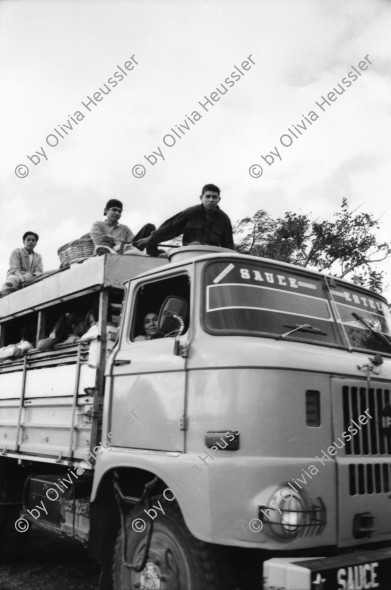 Image of sheet 19960860 photo 28: IFA Bus von El Sauce Männer sitzen auf Dach Esteli segovias Nueva Segovia Nicaragua 1996