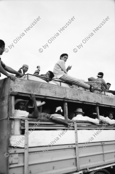 Image of sheet 19960860 photo 30: Bus von El Sauce Männer sitzen auf Dach Esteli segovias Nueva Segovia Nicaragua 1996