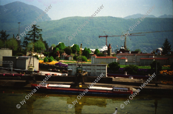 Image of sheet 19970040 photo 1: Swiss Miniature in Melide mit Polin Zug kompositionen Gleis Bahnhof Longines IKRK Genf Hauptsitz Polin Grossmünster EidechseBotta Zelt 1991