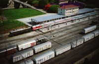 Image of sheet 19970040 photo 11: Swiss Miniature in Melide mit Polin Zug kompositionen Gleis Bahnhof Longines IKRK Genf Hauptsitz Polin Grossmünster EidechseBotta Zelt 1991