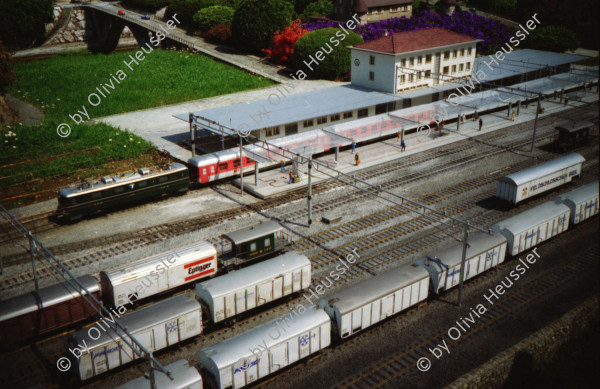 Image of sheet 19970040 photo 11: Swiss Miniature in Melide mit Polin Zug kompositionen Gleis Bahnhof Longines IKRK Genf Hauptsitz Polin Grossmünster EidechseBotta Zelt 1991