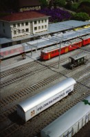 Image of sheet 19970040 photo 13: Swiss Miniature in Melide mit Polin Zug kompositionen Gleis Bahnhof Longines IKRK Genf Hauptsitz Polin Grossmünster EidechseBotta Zelt 1991