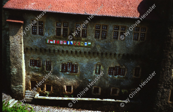 Image of sheet 19970040 photo 15: Swiss Miniature in Melide mit Polin Zug kompositionen Gleis Bahnhof Longines IKRK Genf Hauptsitz Polin Grossmünster EidechseBotta Zelt 1991