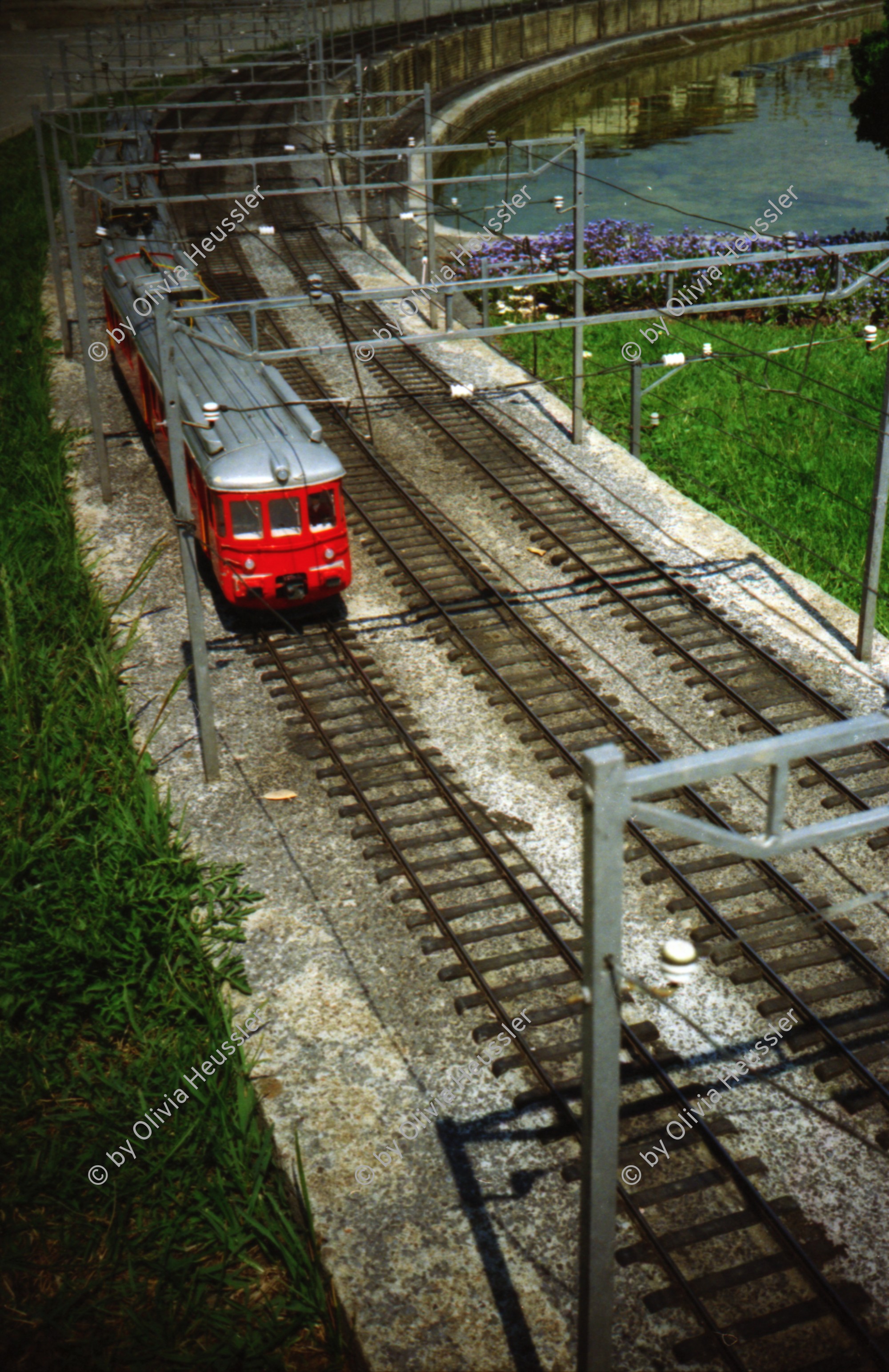 Image of sheet 19970040 photo 8: Swiss Miniature in Melide mit Polin Zug kompositionen Gleis Bahnhof Longines IKRK Genf Hauptsitz Polin Grossmünster EidechseBotta Zelt 1991