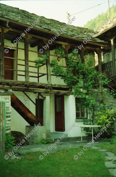 Image of sheet 19970060 photo 36: Haus Gordevio Innen und aussen Garten Trauben Gebrauchsanweisung Schlauch und Waschmaschine 1997 Tessin Ticino schweiz Switzerland