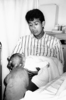 Image of sheet 19970090 photo 10: Alis 1.Tag Pflegerinnenschule  
Vater Polin Sergio Valdivia mit Alis Heussler nach der Geburt  
Zürich 1997 √
27. Juli 

© 1997, Olivia Heussler