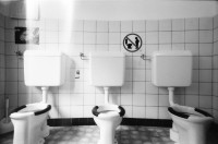 Image of sheet 19980030 photo 0: Neustadt Krippe Gemeinnütziger Frauenverein Zürich mit Frau Priska Schwager Toiletten und Töpfe Kinderhort 1998
