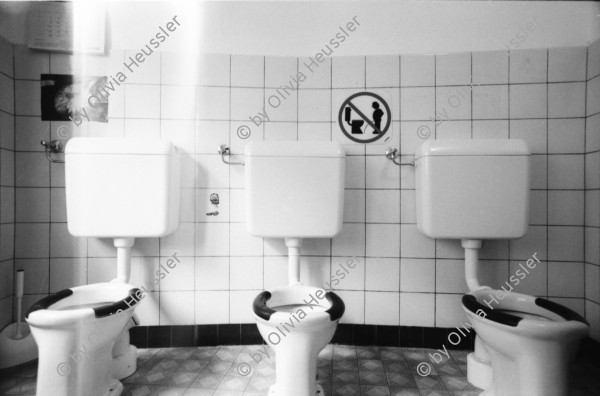 Image of sheet 19980030 photo 0: Neustadt Krippe Gemeinnütziger Frauenverein Zürich mit Frau Priska Schwager Toiletten und Töpfe Kinderhort 1998