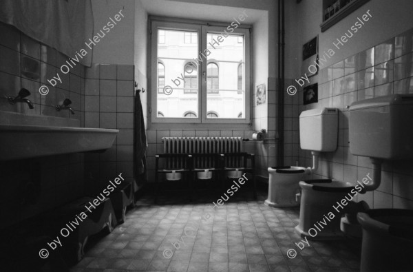 Image of sheet 19980030 photo 17: Neustadt Krippe Gemeinnütziger Frauenverein Zürich mit Frau Priska Schwager Toiletten und Töpfe Kinderhort 1998