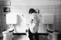 Image of sheet 19980030 photo 2: Neustadt Krippe Gemeinnütziger Frauenverein Zürich mit Frau Priska Schwager Toiletten und Töpfe Kinderhort 1998