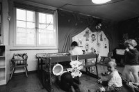 Image of sheet 19980030 photo 36: Neustadt Krippe Gemeinnütziger Frauenverein Zürich mit Frau Priska Schwager Toiletten und Töpfe Kinderhort 1998 Alis Julika Heussler