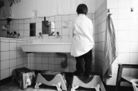 Image of sheet 19980030 photo 5: Neustadt Krippe Gemeinnütziger Frauenverein Zürich mit Frau Priska Schwager Toiletten und Töpfe Kinderhort 1998