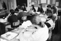 Image of sheet 19980070 photo 3: young student house center woman frau student female haus Zentrum