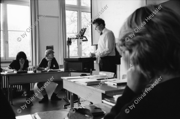 Image of sheet 19980070 photo 8: young student house center woman frau student female haus Zentrum