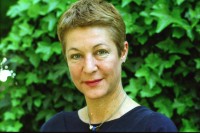 Image of sheet 19980090 photo 25: Portrait Isabel Baumberger Amt für Soziokultur vor Gemeindehaus Zürich Schweiz by olivia heussler