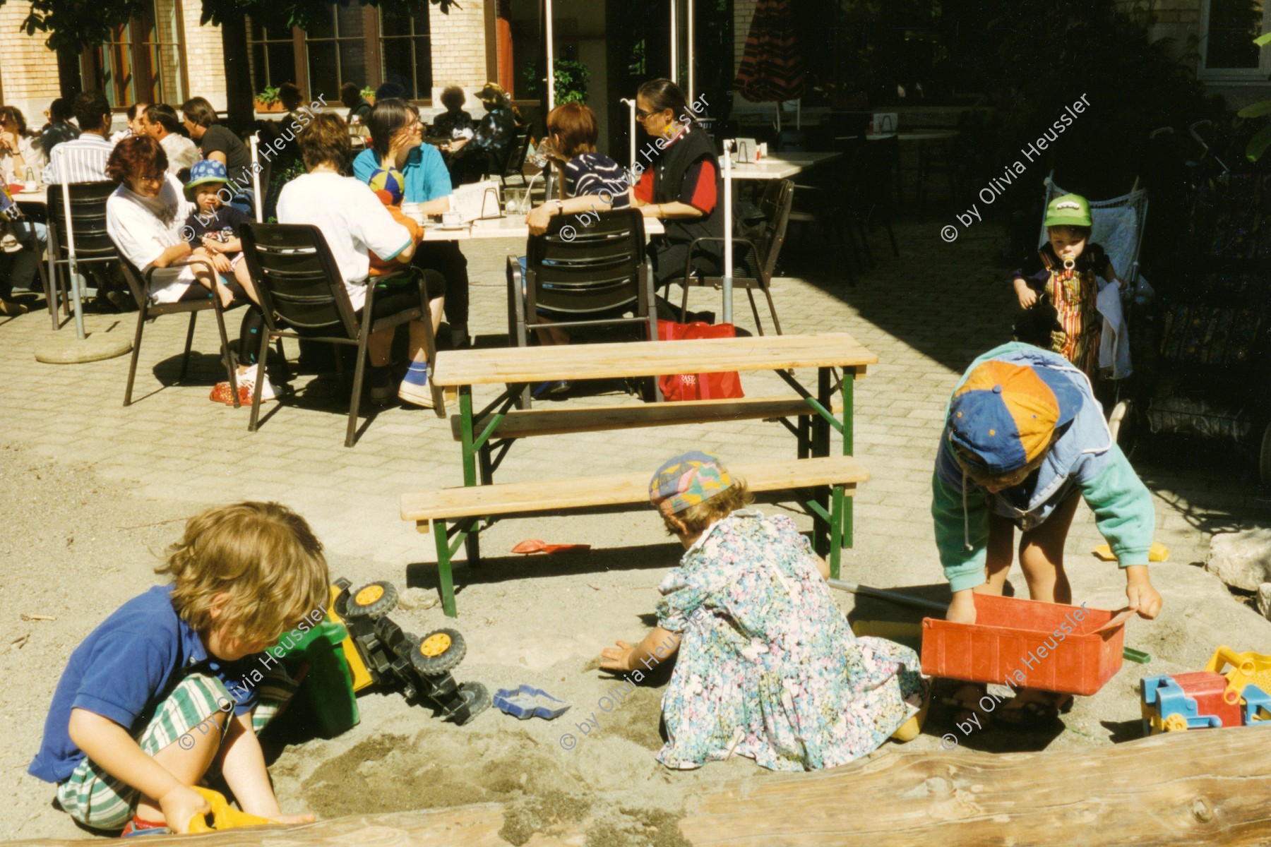 Image of sheet 19980140 photo 37: Alterszentrum Zentrum Klus Kinder Hütedienst nursery Zürich, Schweiz Switzerland Europe children 
© 1998, Olivia Heussler √