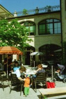 Image of sheet 19980150 photo 0: frtsg. Zentrum Klus Kinder spielen mit Kaninchen Alis Heussler Cafeteria Zwillinge im Kinderwagen Karli Karl der Grosse Zentrum Altstadt Grossmünster von Hinten Zürich 1998