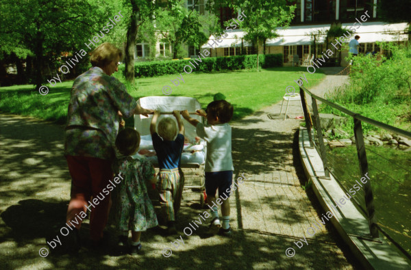 Image of sheet 19980150 photo 15: frtsg. Zentrum Klus Kinder spielen mit Kaninchen Alis Heussler Cafeteria Zwillinge im Kinderwagen Karli Karl der Grosse Zentrum Altstadt Grossmünster von Hinten Zürich 1998