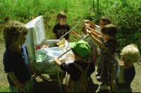Image of sheet 19980150 photo 18: frtsg. Zentrum Klus Kinder spielen mit Kaninchen Alis Heussler Cafeteria Zwillinge im Kinderwagen Karli Karl der Grosse Zentrum Altstadt Grossmünster von Hinten Zürich 1998