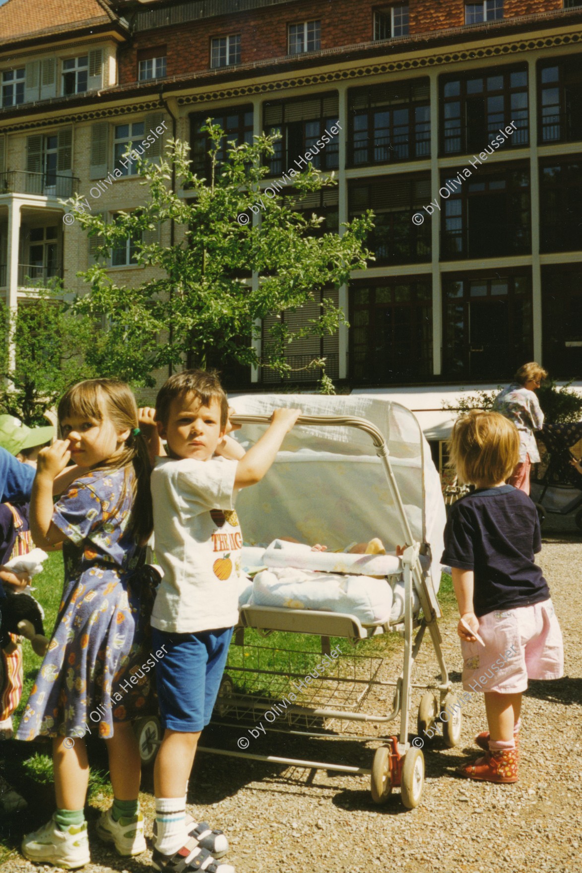 Image of sheet 19980150 photo 21: Kinderhütedienst für Frauen und Mütter Zentrum Klus 05.98
Alterszentrum Zentrum Klus Kinder Hütedienst nursery Zürich, Schweiz Switzerland Europe children Soziokultur
© 1998, Olivia Heussler √ Zentrum Klus 05.98