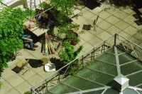 Image of sheet 19980150 photo 29: frtsg. Zentrum Klus Kinder spielen mit Kaninchen Alis Heussler Cafeteria Zwillinge im Kinderwagen Karli Karl der Grosse Zentrum Altstadt Grossmünster von Hinten Zürich 1998