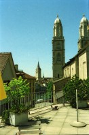 Image of sheet 19980150 photo 36: frtsg. Zentrum Klus Kinder spielen mit Kaninchen Alis Heussler Cafeteria Zwillinge im Kinderwagen Karli Karl der Grosse Zentrum Altstadt Grossmünster von Hinten Zürich 1998