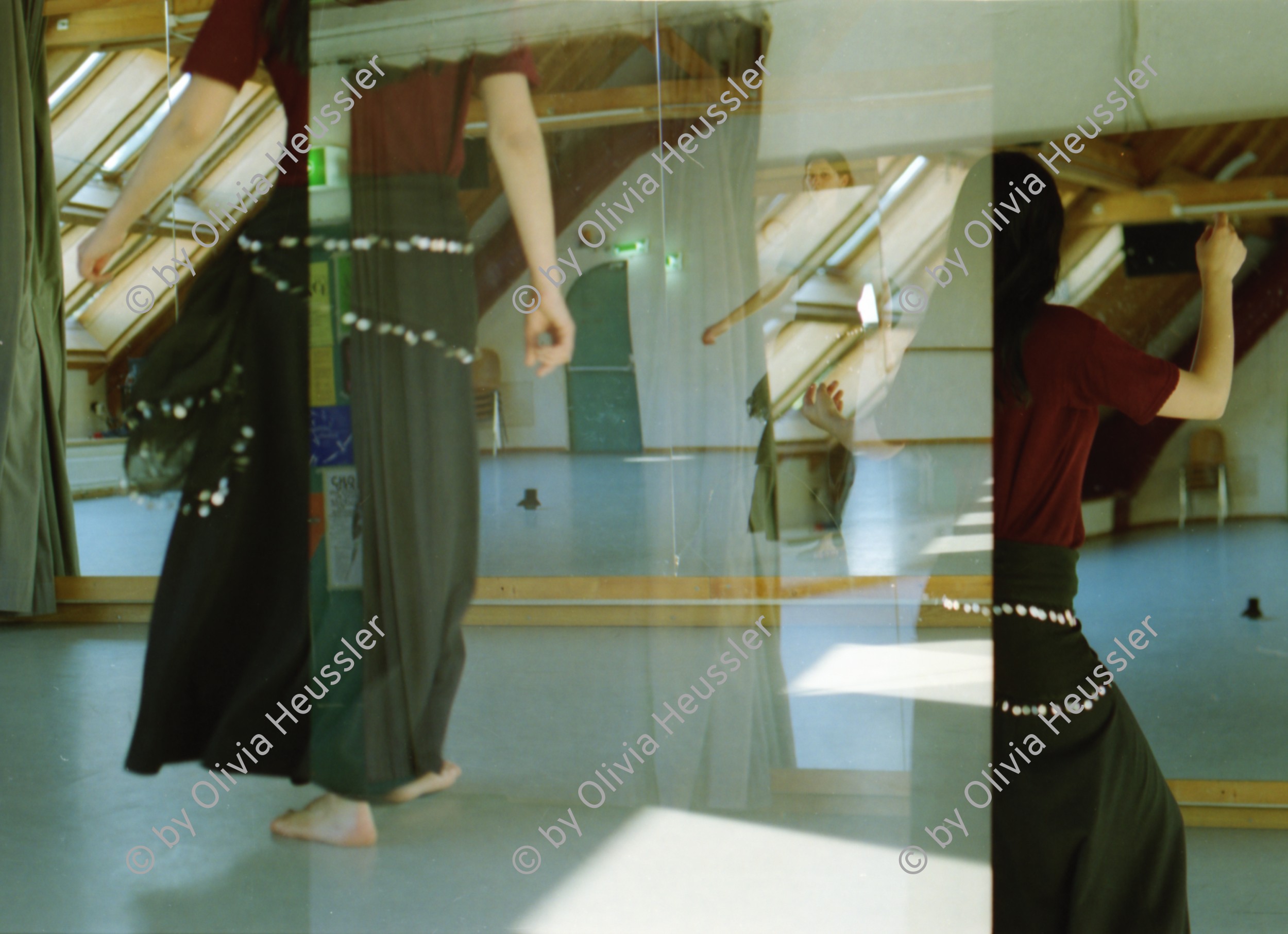 Image of sheet 19980180 photo 15: Jugendkulturhaus Dynamo Zürich 05.98 Frau tanzt vor Spiegel Orientalischer Tanz Frau women woman dance mirror workshop
© 1998, Olivia Heussler √
doppelbelichtung