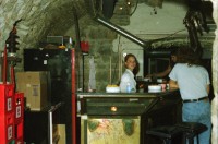 Image of sheet 19980190 photo 27: Konga Tambour Trommel Spiel Dynamo Gruppe spielt Bar Jugendliche Baugenossenschaft Fotos für Peter Krähenbühl Imhofstrasse Zürich genossenschaft 1998