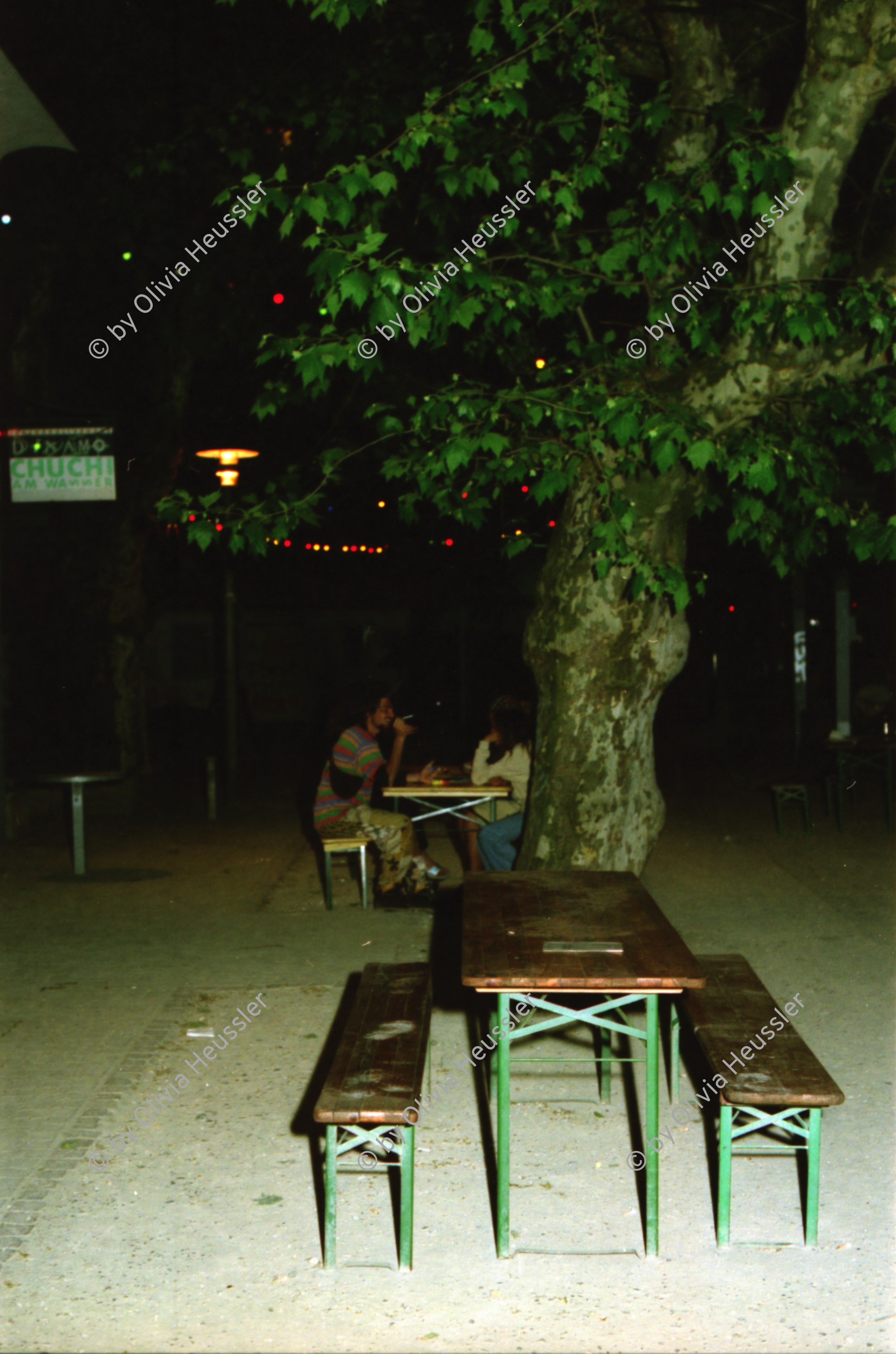 Image of sheet 19980190 photo 28: Konga Tambour Trommel Spiel Dynamo Gruppe spielt Bar Jugendliche Baugenossenschaft Fotos für Peter Krähenbühl Imhofstrasse Zürich genossenschaft 1998