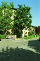 Image of sheet 19980200 photo 11: Imhofstr. Baugenossenschaft Verwaltung.
Zentrum Hardau Tauben gefüttert Kinder Gruppe