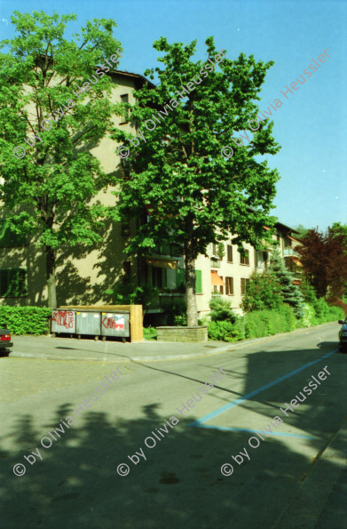 Image of sheet 19980200 photo 11: Imhofstr. Baugenossenschaft Verwaltung.
Zentrum Hardau Tauben gefüttert Kinder Gruppe